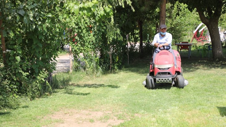   Parklarımızda Çim Biçme Çalışması Sürüyor