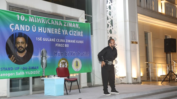 10. Cizre Dil, Kültür ve Sanat Festivali’nin 3. Gününde Kürtçe stand-up yapan, kekeme sanatçı Salih Yıldızöz sahne aldı.