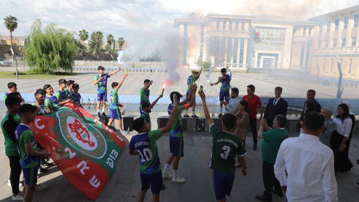 Cizre Belediyespor takımının heyetini ve oyuncularını karşılayan Eş Başkanlarımız, alınan başarıdan dolayı Cizre Belediyespor takımını tebrik edip, Türkiye şampiyonasında başarılar diledi.