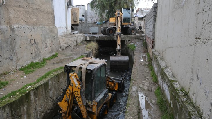 Belediyemiz Açık Yağmur Suyu Kanallarında Temizlik Çalışması Başlattı.