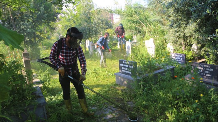 Belediyemiz Asri Mezarlığında Temizleme ve Bakım Çalışması Başlattı