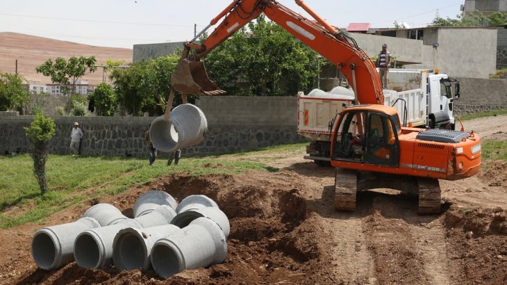 Belediyemiz Konak Mahallesinde 1000’lik Boru Yağmurlama Hattı Döşüyor.