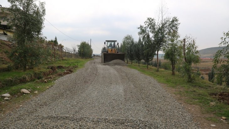 Sur Mahallesi Şahin tepesinde stabilize ve mıcırlama çalışması 