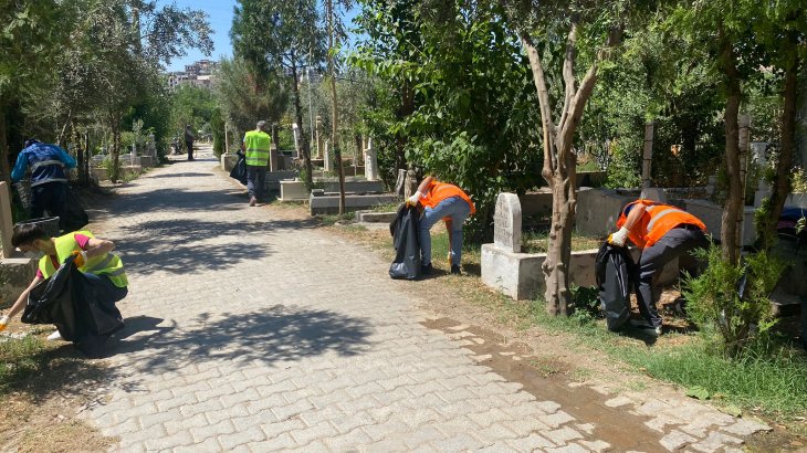 Asri Mezarlık'ta Temizlik Çalışması