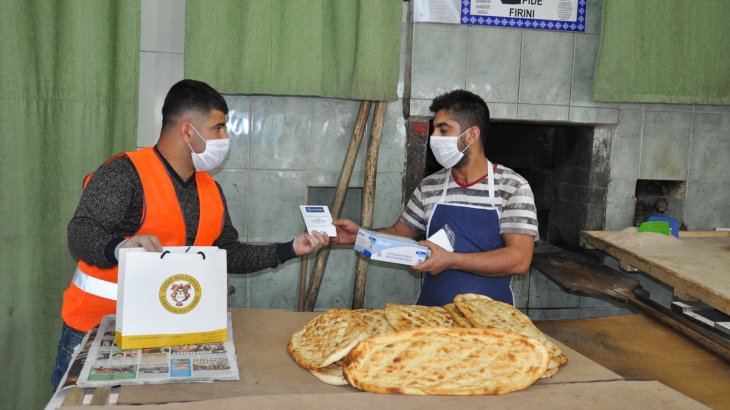 Belediyemiz Esnaflarımıza Maske ve Eldiven Dağıttı