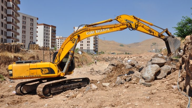 Ekiplerimiz, dere yatağını işgal eden yapıları yıktı.