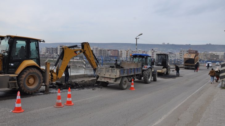 Köprü ve Botaş Caddesinde Yama Çalışmaları