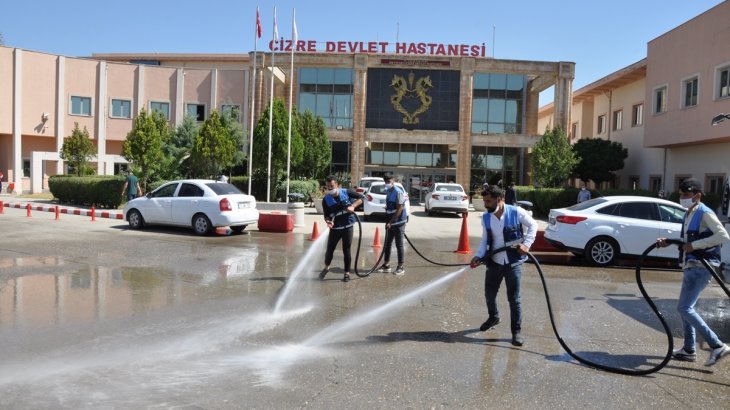 Belediyemizce Devlet Hastanesinde Yıkama ve Dezenfekte Çalışmaları Yapıldı.