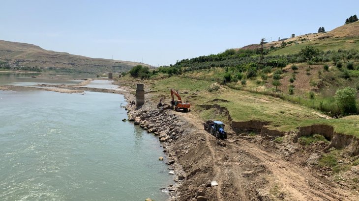 Belediyemiz,  Dicle Nehrinde Taş Tahkimatı Çalışması Başlattı.